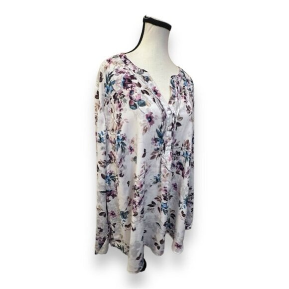Women’s torrid 3 Cool Toned Floral White Georgette Pintuck Button-Front Blouse - Picture 8 of 16